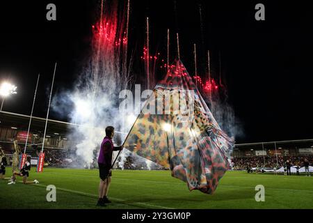 Leigh, Royaume-Uni. 13 septembre 2024. Des feux d'artifice sont déclenchés lors du match Leigh Leopards vs Hull KR de Betfred Super League Round 26 au Leigh Sports Village, Leigh, Royaume-Uni, le 13 septembre 2024 (photo par Gareth Evans/News images) à Leigh, Royaume-Uni le 13/09/2024. (Photo de Gareth Evans/News images/SIPA USA) crédit : SIPA USA/Alamy Live News Banque D'Images