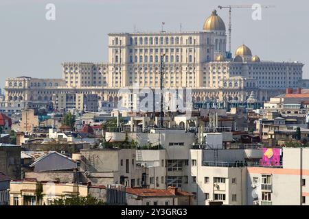 Bucarest, Roumanie. 13 septembre 2024 : le Palais du Parlement roumain, deuxième plus grand bâtiment administratif du monde, vu du haut obs Banque D'Images