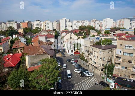 Bucarest, Roumanie. 13 septembre 2024 : vue en hauteur sur la ville de Bucarest vue depuis le haut pont d'observation de l'ancienne tour d'observation du fi Banque D'Images