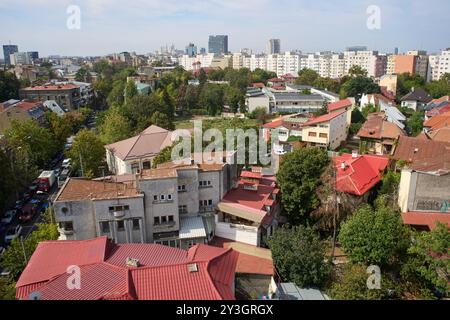 Bucarest, Roumanie. 13 septembre 2024 : vue en hauteur sur la ville de Bucarest vue depuis le haut pont d'observation de l'ancienne tour d'observation du fi Banque D'Images