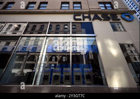 ÉTATS-UNIS. 13 septembre 2024. Vue extérieure d'une succursale de Chase Bank sur Fifth Ave., New York, NY, 13 septembre 2024. JPMorgan et Bank of America ont annoncé qu'elles limiteraient le nombre d'heures de travail des banquiers juniors à 80 heures par semaine après qu'une enquête du Wall Street Journal eut rapporté une « dangereuse culture du surmenage » à Wall Street. (Photo par Anthony Behar/Sipa USA) crédit : Sipa USA/Alamy Live News Banque D'Images