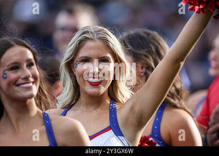 Kansas City, KS, États-Unis. 13 septembre 2024. Une cheerleader des Jayhawks du Kansas avant un match contre les rebelles de l'UNLV au Children's Mercy Park à Kansas City, Kansas. David Smith/CSM/Alamy Live News Banque D'Images