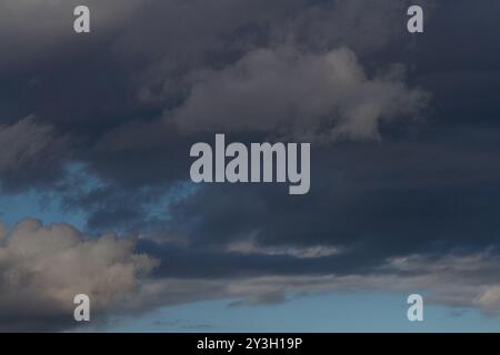Un paysage nuageux avec des nuages orageux sombres. Kanagawa, Japon. Banque D'Images