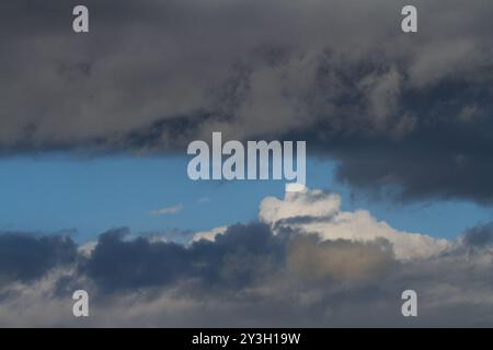 Un paysage nuageux avec des nuages orageux sombres. Kanagawa, Japon. Banque D'Images