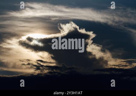 Nuages spectaculaires rétroéclairés. Kanagawa, Japon. Banque D'Images