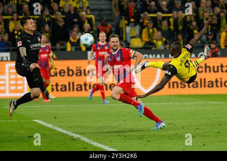 Dortmund, Allemagne. 13 septembre 2024. Serhou Guirassy (1er R) du Borussia Dortmund tente de tirer lors du match de football de première division allemande de Bundesliga entre le Borussia Dortmund et le 1er. FC Heidenheim 1846 à Dortmund, Allemagne, 13 septembre 2024. Crédit : Yue Aximu¤biwalezi/Xinhua/Alamy Live News Banque D'Images