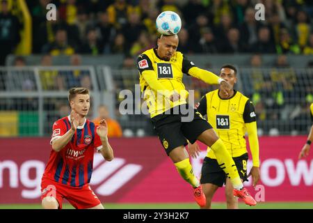 Dortmund, Allemagne. 13 septembre 2024. Donyell Malen (C) du Borussia Dortmund est en tête du ballon lors du match de football de première division allemande en Bundesliga entre le Borussia Dortmund et le 1er. FC Heidenheim 1846 à Dortmund, Allemagne, 13 septembre 2024. Crédit : Yue Aximu¤biwalezi/Xinhua/Alamy Live News Banque D'Images