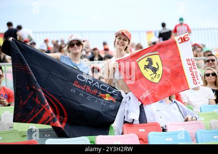 Bakou, Azerbaïdjan. 13 septembre 2024. Les fans posent pour les photos avant le Grand Prix de formule 1 d'Azerbaïdjan à Bakou, Azerbaïdjan, le 13 septembre 2024. Crédit : Tofik Babayev/Xinhua/Alamy Live News Banque D'Images