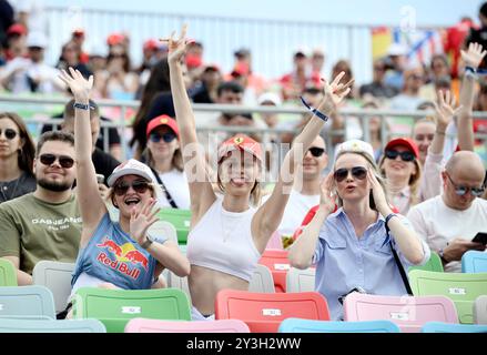 Bakou, Azerbaïdjan. 13 septembre 2024. Les fans posent pour les photos avant le Grand Prix de formule 1 d'Azerbaïdjan à Bakou, Azerbaïdjan, le 13 septembre 2024. Crédit : Tofik Babayev/Xinhua/Alamy Live News Banque D'Images