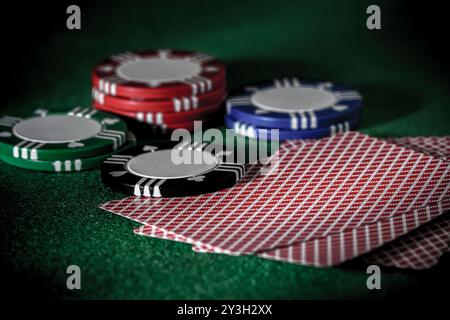 Scène sombre de jouer aux cartes, jetons, jeux d'argent, poker, blackjack ou Texas Hold 'em à Las Vegas ou au casino Banque D'Images