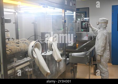 SUQIAN, CHINE - 13 SEPTEMBRE 2024 - Un travailleur produit du diclofénac sodique injecté dans une entreprise pharmaceutique de Suqian, province du Jiangsu, Chine, sept Banque D'Images