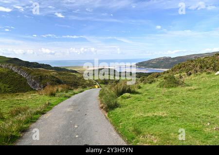 Une route près du lac Cregennan sur le chemin de l'estuaire de Mawddach, parc national d'Eryri (Snowdonia) - Nord du pays de Galles, Royaume-Uni - 13 septembre 2024 Banque D'Images