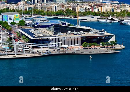 Les vues depuis le tramway aérien de Port Vell avec Maremagnum pendant la régate Louis Vuitton 37th America’s Cup 2024, Barcelone Espagne. Banque D'Images