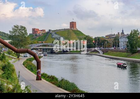 Vilnius, Lituanie. 13 septembre 2024. Le tableau géant de Land art intitulé 'Beyond Walls' de l'artiste franco-suisse Saype (Guillaume Legros) est vu sur la pente de la colline de Gediminas à Vilnius. La murale représentant deux mains serrées symbolise la coopération culturelle entre la Lituanie et la France et proclame l'idée d'unité humaine. Les peintures utilisées par l’artiste sont respectueuses de l’environnement et sont composées de pigments biodégradables à base de charbon de bois, de craie, d’eau. (Photo de Yauhen Yerchak/SOPA images/SIPA USA) crédit : SIPA USA/Alamy Live News Banque D'Images