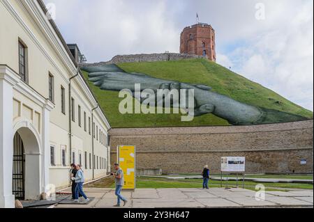 Vilnius, Lituanie. 13 septembre 2024. Le tableau géant de Land art intitulé 'Beyond Walls' de l'artiste franco-suisse Saype (Guillaume Legros) est vu sur la pente de la colline de Gediminas à Vilnius. La murale représentant deux mains serrées symbolise la coopération culturelle entre la Lituanie et la France et proclame l'idée d'unité humaine. Les peintures utilisées par l’artiste sont respectueuses de l’environnement et sont composées de pigments biodégradables à base de charbon de bois, de craie, d’eau. (Photo de Yauhen Yerchak/SOPA images/SIPA USA) crédit : SIPA USA/Alamy Live News Banque D'Images