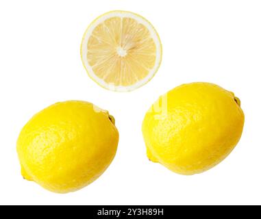 Vue de dessus ensemble de deux fruits frais de citron jaune mûr avec la moitié ou la tranche est isolé sur fond blanc avec chemin de découpage. Banque D'Images