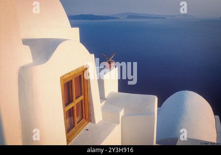 Ceci est une vue de la caldeira, ou volcan mort, de la ville de pétrole sur l'île de Santorin, en Grèce. Banque D'Images