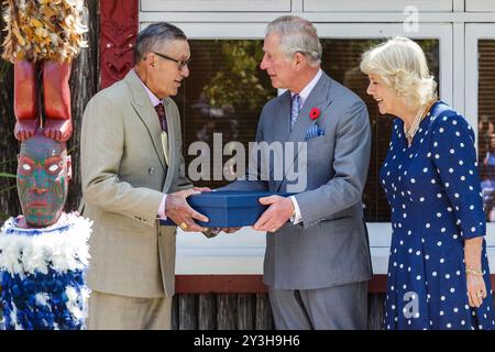 Le prince Charles, prince de Galles et Camilla, duchesse de Cornouailles font un cadeau au roi maori Kiingi Tuheiti, à gauche, à Turangawaewae Marae, Hamilton, nouvelle-Zélande, dimanche 08 novembre 2015 Banque D'Images