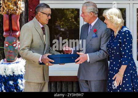 Le prince Charles, prince de Galles et Camilla, duchesse de Cornouailles font un cadeau au roi maori Kiingi Tuheiti, à gauche, à Turangawaewae Marae, Hamilton, nouvelle-Zélande, dimanche 08 novembre 2015 Banque D'Images