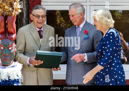 Le prince Charles, prince de Galles et Camilla, duchesse de Cornouailles font un cadeau au roi maori Kiingi Tuheiti, à gauche, à Turangawaewae Marae, Hamilton, nouvelle-Zélande, dimanche 08 novembre 2015 Banque D'Images