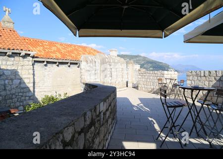 Ancien mur de pierre forteresse carrelée toit triangulaire orange, paysage de ciel bleu vieille ville Dubrovnik, Croatie 22 avril 2023. Photo de haute qualité Banque D'Images