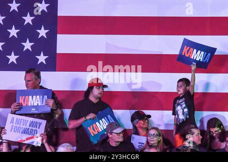 Wilkes barre, États-Unis. 13 septembre 2024. Un jeune garçon agite une pancarte Kamala pendant le rassemblement de campagne. Kamala Harris lors d'un rassemblement de campagne à Wilkes-barre. Crédit : SOPA images Limited/Alamy Live News Banque D'Images