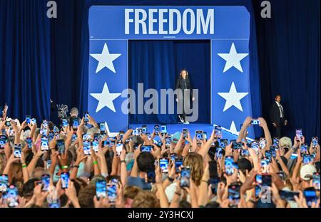 Wilkes barre, États-Unis. 13 septembre 2024. Kamala Harris monte sur scène lors d'un rassemblement à Wilkes-barre, PA. Kamala Harris lors d'un rassemblement de campagne à Wilkes-barre, États-Unis - 13 septembre (photo par Aimee Dilger/ SOPA images/SIPA USA) crédit : SIPA USA/Alamy Live News Banque D'Images