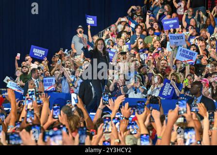 Wilkes barre, États-Unis. 13 septembre 2024. Kamala Harris fait signe alors qu'elle monte sur scène lors d'un rassemblement à Wilkes-barre Kamala Harris lors d'un rassemblement de campagne à Wilkes-barre, États-Unis - 13 septembre (photo par Aimee Dilger/ SOPA images/Sipa USA) crédit : Sipa USA/Alamy Live News Banque D'Images