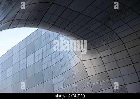 Façade perforée de Dongdaemun Design Plaza ou DDP à Séoul, Corée Banque D'Images