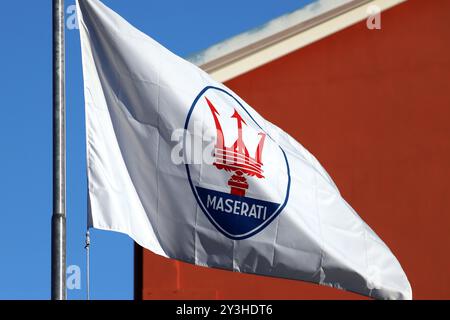 Modène, Italie, 10 septembre 2024 - agitant le drapeau du constructeur automobile Maserati devant l'usine de Modène, détail Banque D'Images