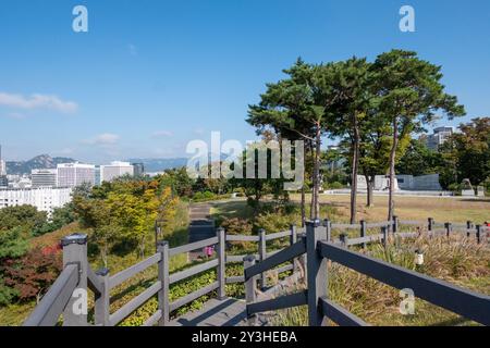 Séoul, Corée du Sud - 11 octobre 2022 : vue sur le mur de Hanyangdoseong ou le mur de la ville de Séoul dans le parc Namsan et ses environs Banque D'Images