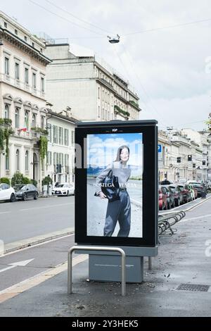 Milano, Italie, automne 2024, panneau publicitaire de la campagne de Bottega Veneta dans une rue centrale Banque D'Images