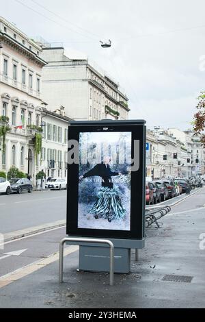 Milano, Italie, automne 2024, panneau publicitaire de la campagne de Bottega Veneta dans une rue centrale Banque D'Images