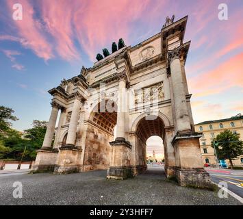 Coucher de soleil spectaculaire sur Siegestor - Arc de la porte de la victoire dans le centre-ville de Munich, Allemagne Banque D'Images