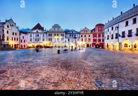 Paysage de la place à Cesky Krumlov, une ville médiévale en République tchèque avec des maisons colorées, monument sur la place avant le lever du soleil. république tchèque Banque D'Images