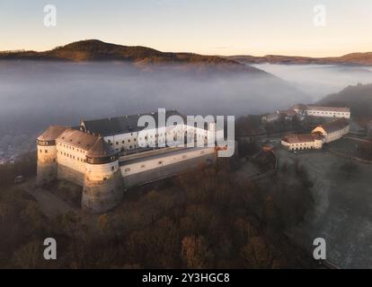 Vue aérienne de Cerveny Kamen, château en pierre rouge dans les montagnes des Carpates en Slovaquie Banque D'Images