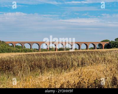 Le vieux viaduc victorien de briques rouges désaffecté près de Marefield, John O'Gaunt et Twyford dans le Leicestershire, Angleterre, Royaume-Uni Banque D'Images