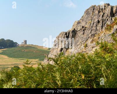 Roches précambriennes anciennes avec une colline 'Old John' Folly au loin, Bradgate Park, Charnwood, Leicestershire, Angleterre, Royaume-Uni Banque D'Images