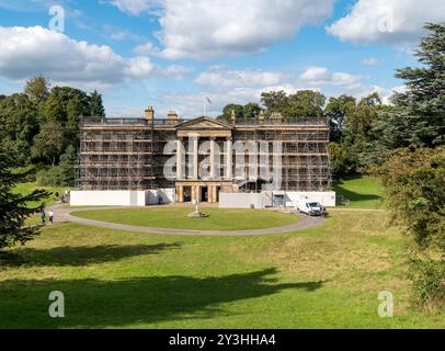 La façade avant de Calke Abbey maison seigneuriale / maison de maître couverte d'échafaudages lors de travaux de rénovation en 2024, Derbyshire, Angleterre, Royaume-Uni Banque D'Images