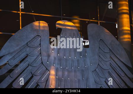 Deutscher Bundestag Plenarsaal. Deutschland, Berlin AM 12.09.2024 : Abendsonne strahlt auf den Bundesadler im Plenarsaal im Deutschen Bundestag. *** Salle plénière du Bundestag allemand Allemagne, Berlin le 12 09 2024 le soir le soleil brille sur l'aigle fédéral dans la salle plénière du Bundestag allemand Banque D'Images