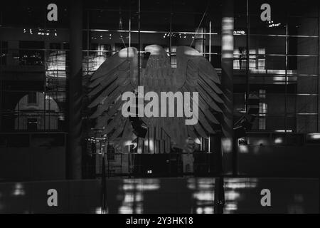 Deutscher Bundestag Plenarsaal. Deutschland, Berlin AM 12.09.2024 : Abendsonne strahlt auf den Bundesadler im Plenarsaal im Deutschen Bundestag. *** Salle plénière du Bundestag allemand Allemagne, Berlin le 12 09 2024 le soir le soleil brille sur l'aigle fédéral dans la salle plénière du Bundestag allemand Banque D'Images