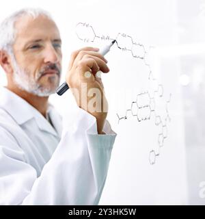 Homme, écriture et science par mur de verre en laboratoire avec formule, chimie et connexion pour solution. Personne mature, ADN et pensée avec des notes à bord Banque D'Images