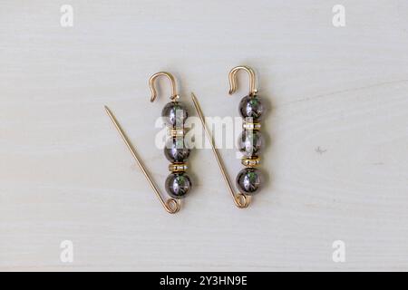 Belles épingles de sécurité faites de perles brillantes et de pierres. Les épingles de sûreté peuvent être utilisées pour fixer les vêtements, fabriquer des bijoux, maintenir les choses ensemble, et même aider à enlever Banque D'Images