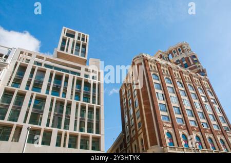 Nouveau bâtiment et Palacio de la Prensa. Gran via, Madrid, Espagne. Banque D'Images