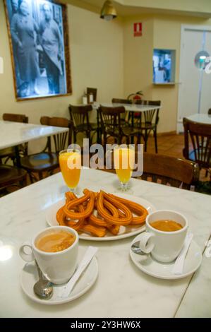 Petit-déjeuner typique : churros, café et jus d'orange. Madrid, Espagne. Banque D'Images