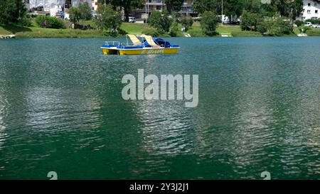 St Moritz, Grisons, Suisse - 9 août 2021 : pédalo jaune annonçant la municipalité alpine sur le lac dans la vallée de l'Engadine en été Banque D'Images