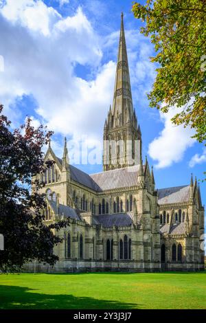 Cathédrale de Salisbury face à un beau ciel bleu parsemé de nuages blancs moelleux Banque D'Images