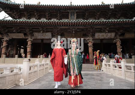 Les modèles se promènent pour montrer Hanfu. Taiyuan, Chine.14 septembre 2024.le 5ème Festival culturel national de Jinci démarre au Musée Jinci de Taiyuan, province du Shanxi, le 14 septembre 2024.Credit : Wei Liang/China News Service/Alamy Live News Banque D'Images