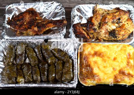 Fond alimentaire de pâtes cuites au four avec sauce béchamel et viande hachée moulue, feuilles de raisin enveloppées farcies Mahshi égyptien et fourrées de riz blanc et Banque D'Images