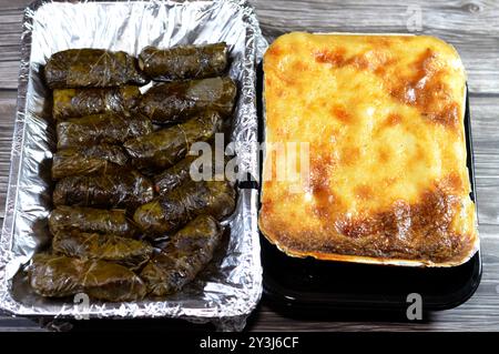 Les pâtes à la sauce béchamel et la viande hachée moulue et ghee cuites au four, Bechamel Pasta Bake (Macarona Bechamel) et feuilles de raisin enveloppées stu Banque D'Images